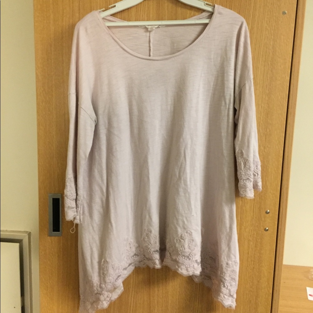 Loose, soft pink shirt with lace hemming.